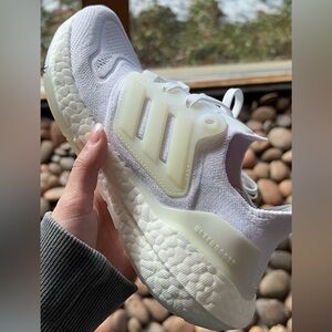 Adidas womens Ultraboost 22 W9